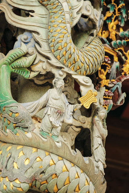 廟前兩支雕刻精緻的龍柱。
