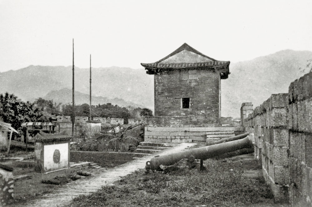十九世紀末城寨內近南門的城門。(圖片 / 高添強)