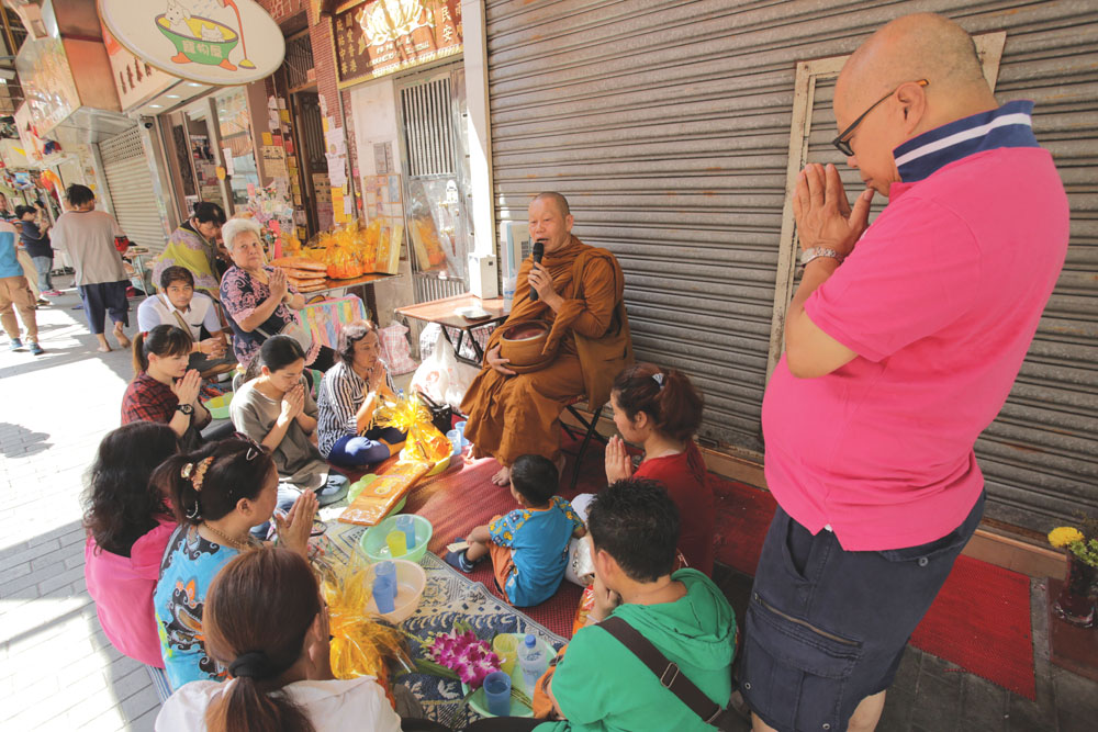 每逢週末早上，九龍城南角道一帶都會熱鬧非常，皆因不少泰國僧侶到來誦經祝禱，信眾都會前來參與。