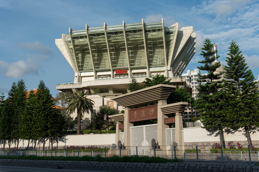 2010年落成的綜合大樓，外形像蓮花，又稱蓮花大殿。