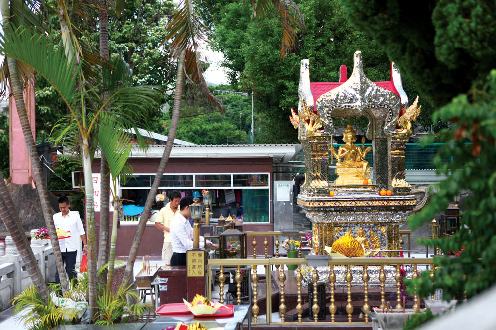 「四面佛」位於「天王殿」前左側，乃信眾於1982年從泰國請來，並由僧王親自蒞臨主持開光。