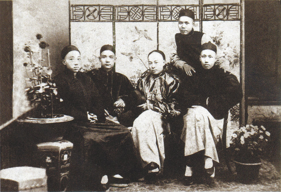 四大寇在香港留下了不少革命史跡。前排左起：楊鶴齡、孫中山、陳少白、尢列，後立者為關景良。