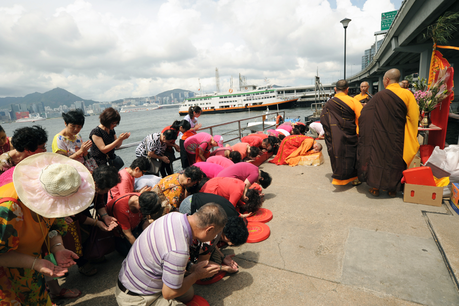 虔誠的信徒走到北角碼頭進行跪拜儀式。