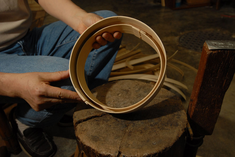 由一根竹，經過不同的方法處理，不需二十分鐘就能徒手製作出一件，仿如藝術品的蒸籠。