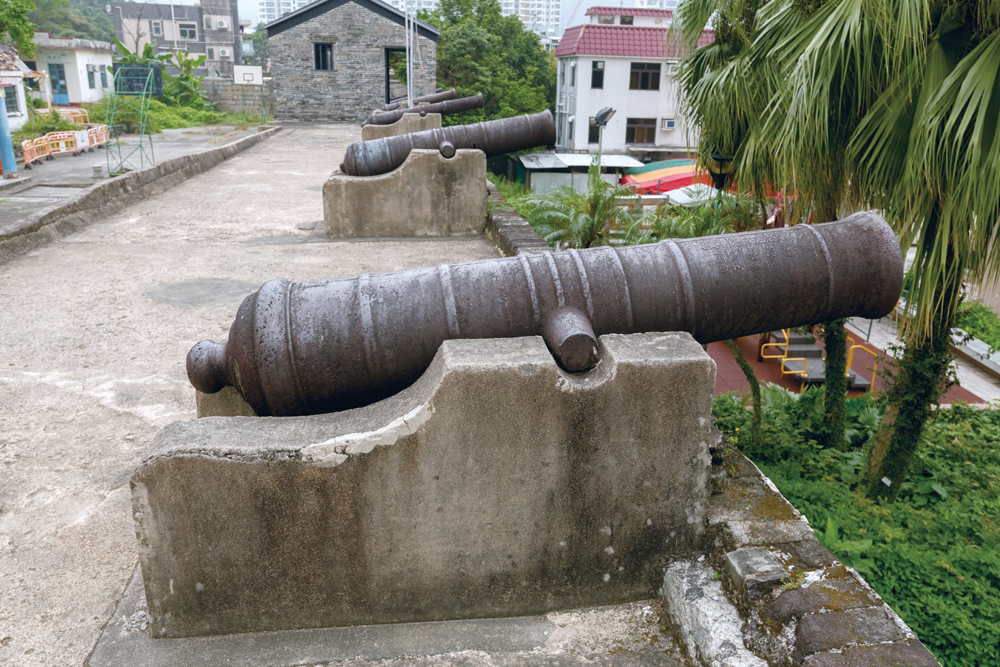 東涌所城的主牆上方擺放六門清代大炮。