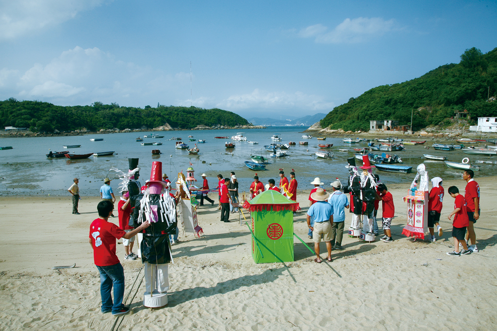 農曆七月十五日有走龍船儀式，居民將法船運送至東灣火化，並放生動物。