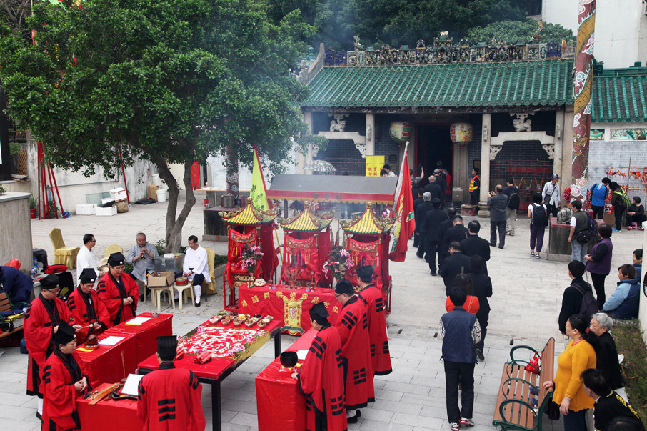 正誕日道士在廟外舉行拜祭儀式，同慶公社值理入廟上香。