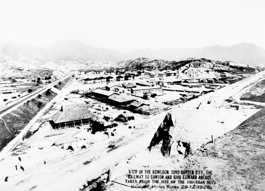 1926年的九龍塘花園城市(後方)，左邊為九廣鐵路，可見當年興建中剷平不少山丘。(圖片 / 政府新聞處)