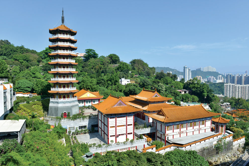 西方寺建於1970年，寺廟建築乃仿中國宮殿式設計，琉璃瓦面，簷篷飛峭，莊嚴雄偉。