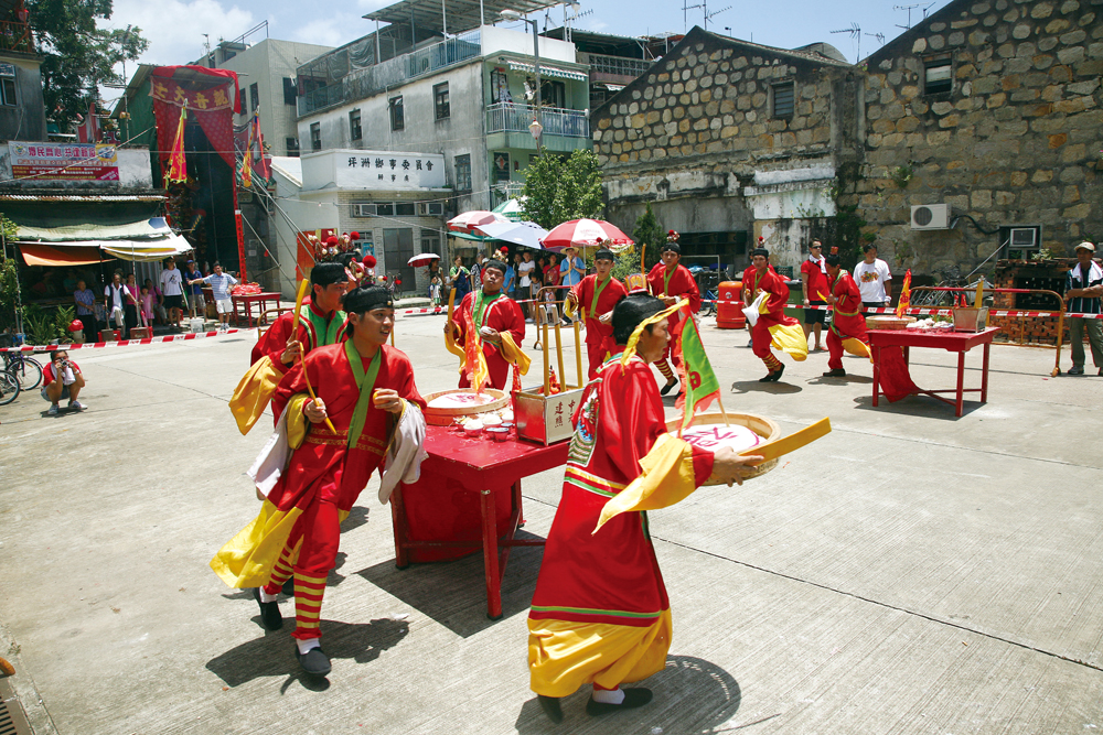 坪洲海陸豐人每年農曆七月中舉行富有地方色彩的盂蘭勝會