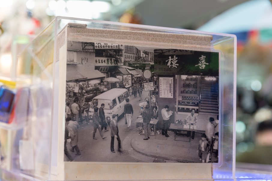 倫漢鴻仍保留著灣仔太原街的老照片。