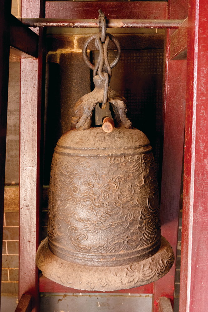廟內的乾隆銅鐘比廟宇創建歷史還要早。