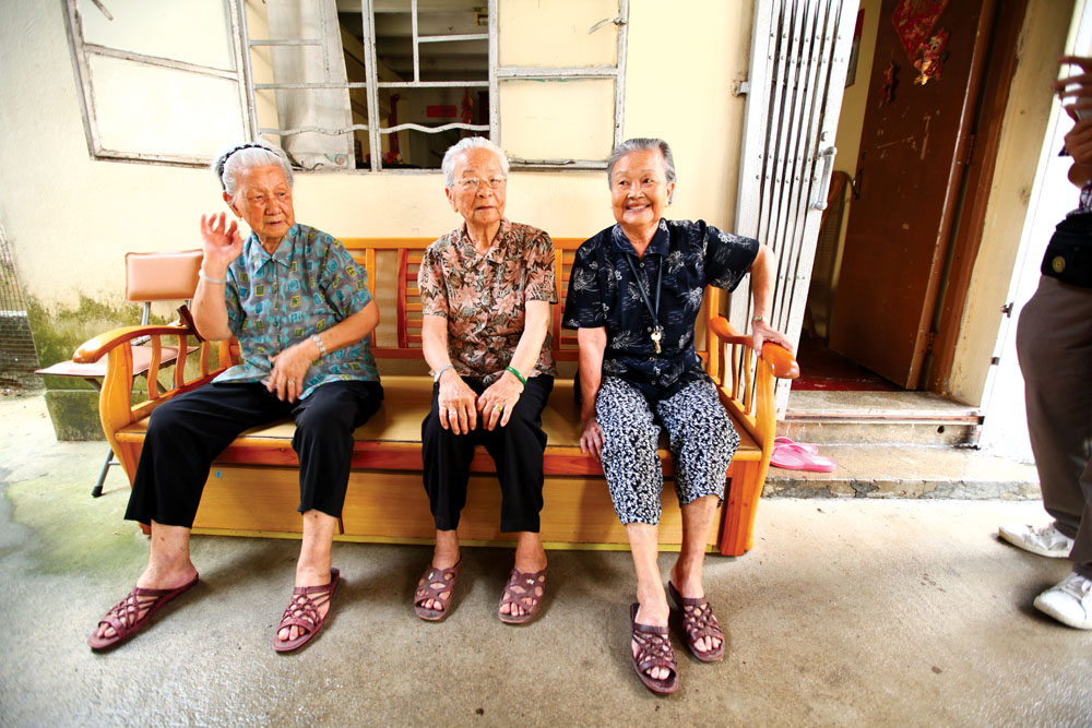 三位客家婆婆，（左起）鄭亞嬌、蔡玉英、馮觀姐，排排坐訴說著年輕時的辛勞，苦澀中隱隱透著女性的堅韌與剛強。