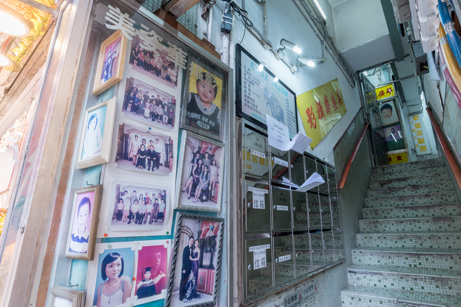 美姿華攝影室位於香港仔大道一唐樓，入口處兩旁櫥窗展示不少泛黃舊照。
