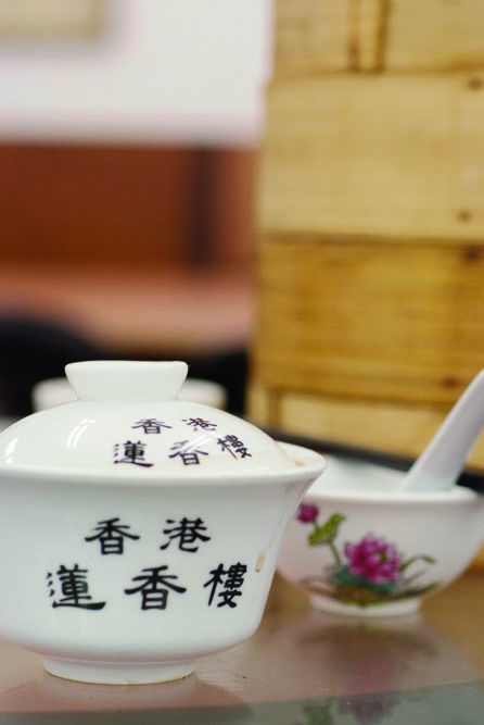 一盅兩件，水滾茶靚飲早茶是香港茶樓的特色，難得在中環， 仍能找到至正的蓮香樓。