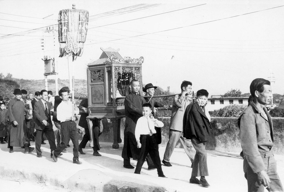 1973年的大埔頭太平清醮，參與的老少都著裝整齊，不論是西裝還是長衫，都顯出參與者的重視。