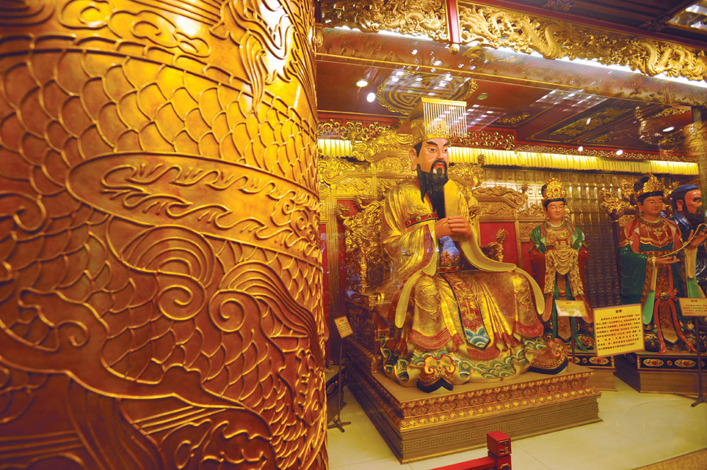 祠內有軒轅黃帝像，金碧輝煌的裝飾跟傳統的廟宇，有極大分別。