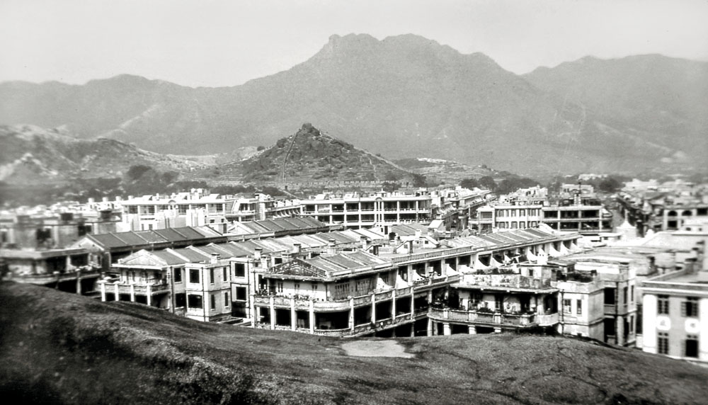 約1930年從宋皇台所在的小丘俯瞰新建的民居，照片前方的樓宇其後於日治時期遭日人拆毀以擴建啟德機場。(圖片 / 高添強)
