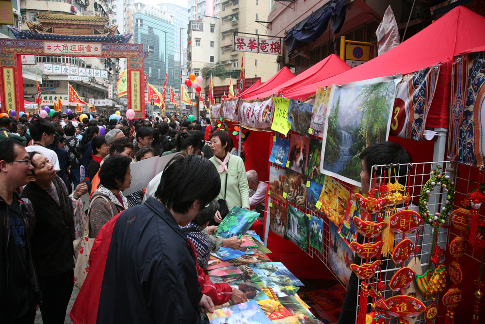 洪聖殿附近多條街道劃為行人專用區，擺設攤位售賣特色物品。