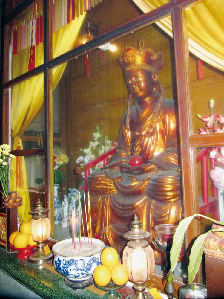 觀清法師在倒塌的地藏廟救回的地藏王像，今藏於精舍內，此像已有過百年歷史。