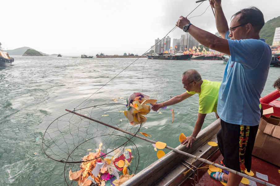 漁船在巡遊活動中繞行鴨脷洲一周，沿途化衣。