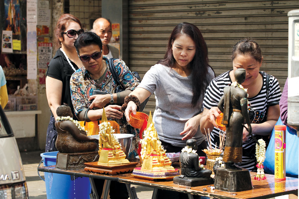 泰國人對宗教熱衷，不下於中國人。在九龍城，充份體現出他們的虔誠和禮儀。