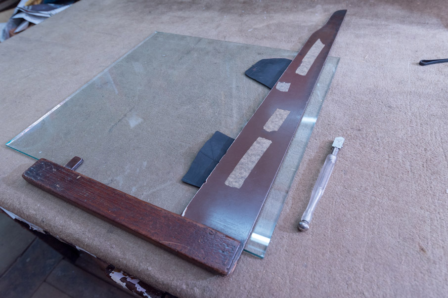 這是製造玻璃鏡器的工具，用來量度玻璃鏡器的木尺是上海老師傅造的，開店沿用至今；平時就以那玻璃筆徒手切割鏡器。
