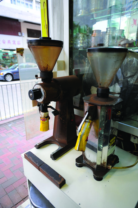 門口擺放着的磨咖啡機超過半世紀歷史。