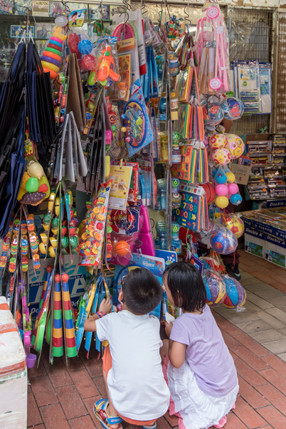 文具店門前擺滿不同種類的玩具，旨在吸引小孩到此尋寶。