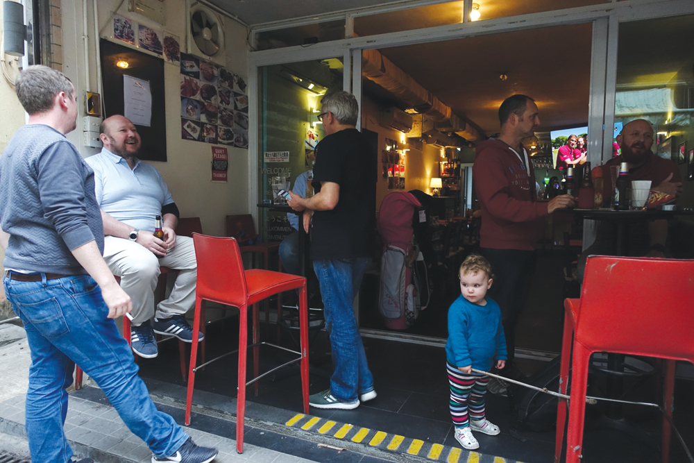 南丫的「酒吧街」，經常聚集了不少外籍居民，把酒言歡。