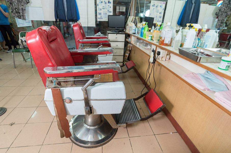兩張舊式理髮專用椅少說也有五十多年歷史，是傳統理髮店的標誌。