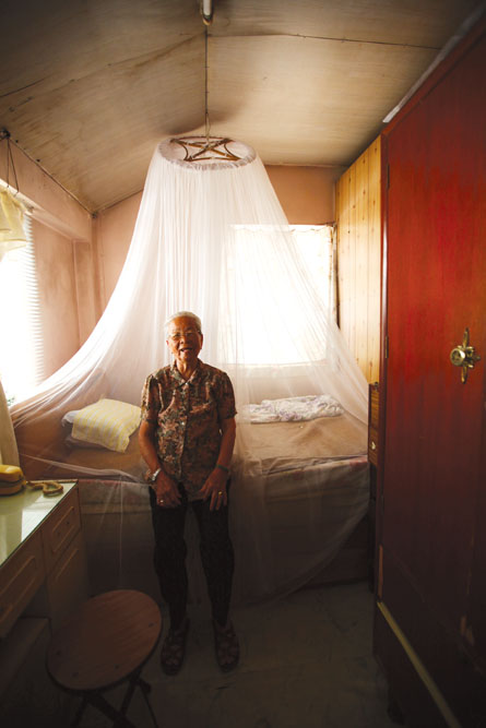 玉英婆婆在老圍村的家，是她多年來的家園，房間陳設如舊，還有蚊帳防蚊。