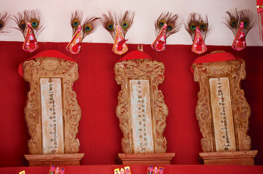 祠堂內供奉的祖先神位中，有刻著龍頭裝飾的一個，為宋朝皇姑趙氏。