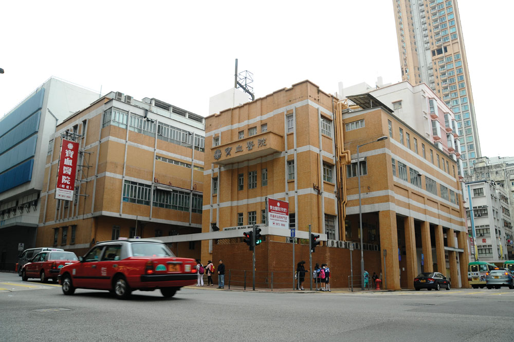 寶血醫院由三幢建築物組成，其中兩幢已逾70年歷史。