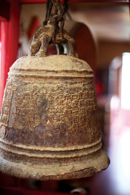 洪侯古廟內仍存有一座乾隆時代建廟時所製造的大鐘。