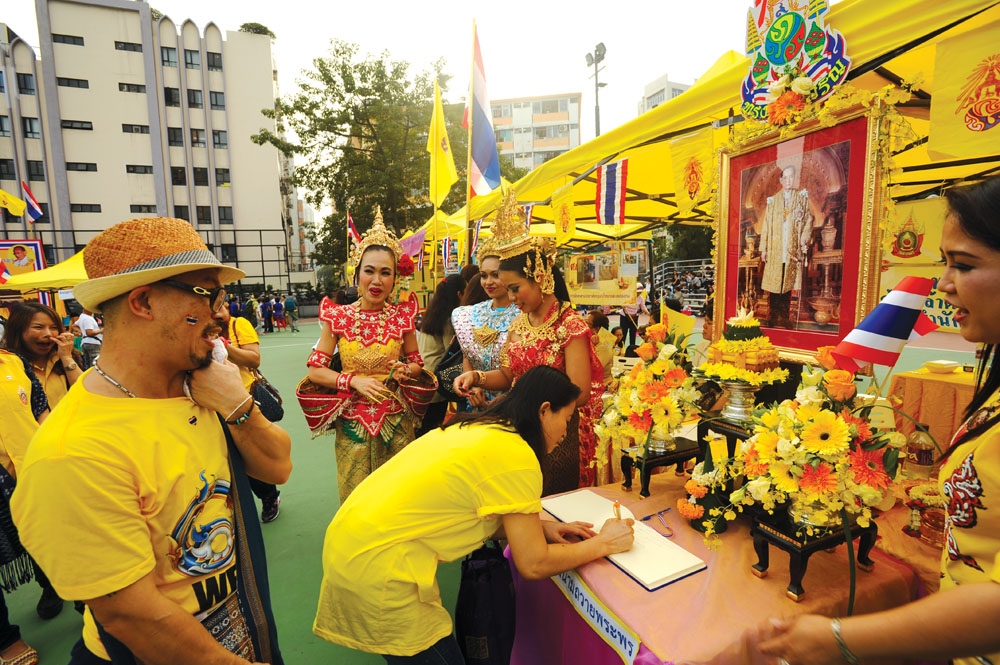 在港的泰國人借用亞皆老街球場慶祝泰王誕辰