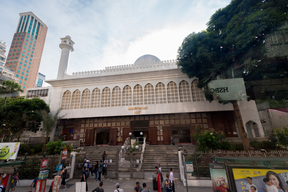 尖沙咀的清真寺是著名的地標，寺內可容約三千五百名信眾。