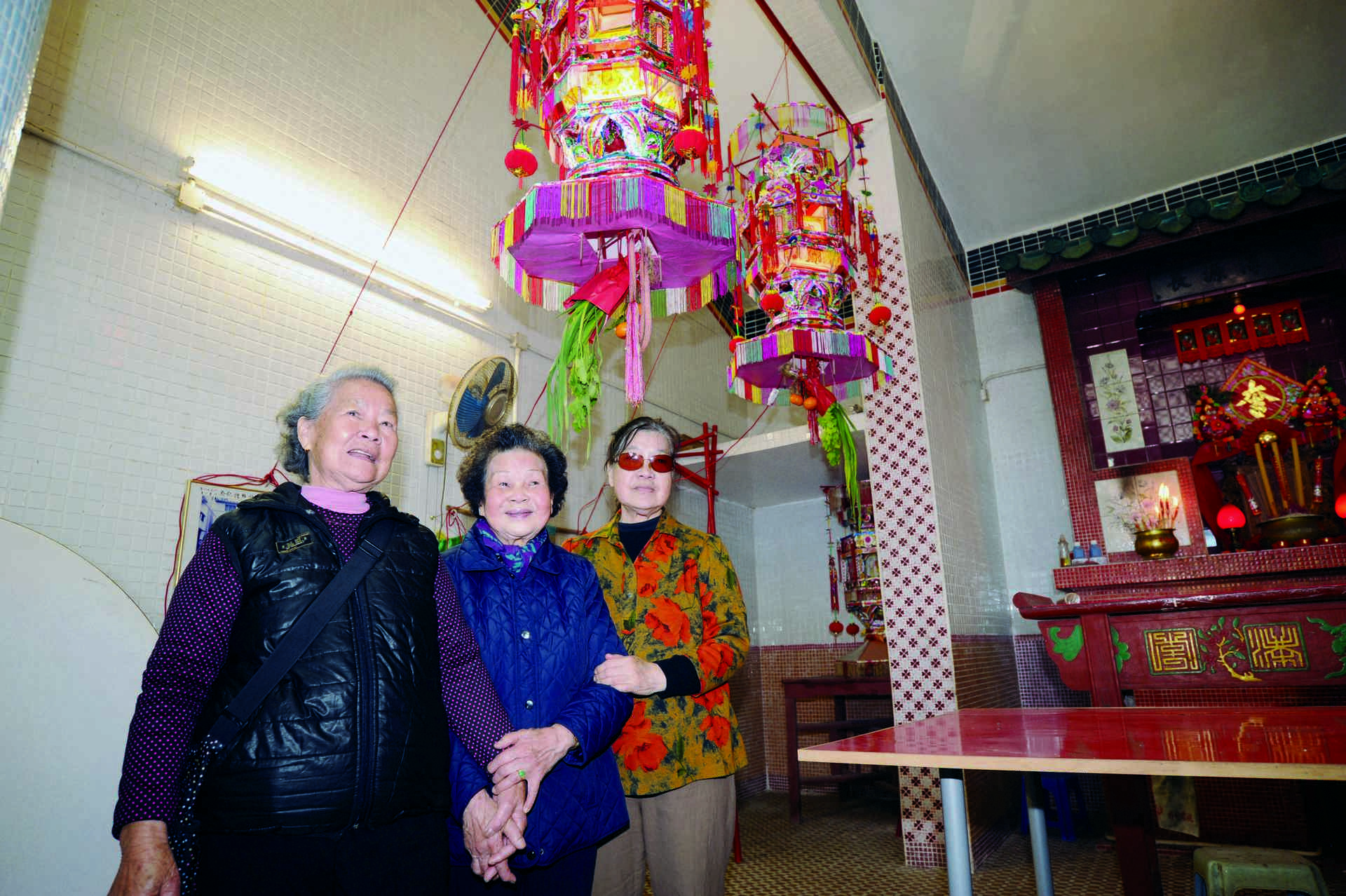 小瀝源村僅存兩位懂織花帶婦女藍炳嬌（左）、蔡清妹（中），後者之表妹徐月清（右）是客家文化研究者。