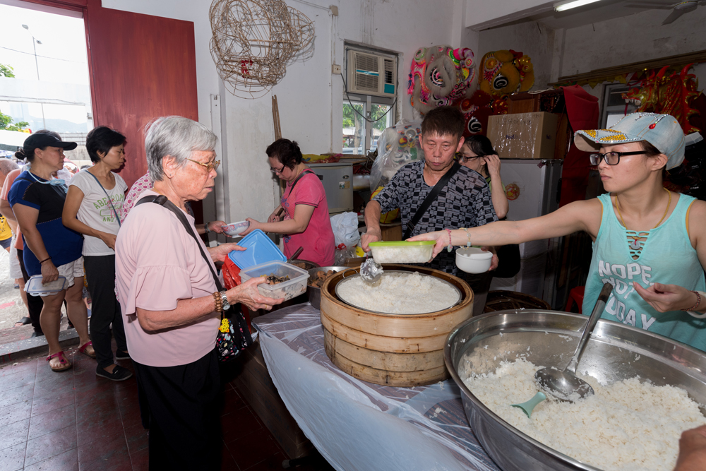 茶果嶺鄉民聯誼會按照傳統向區內居民免費派發「師傅飯」