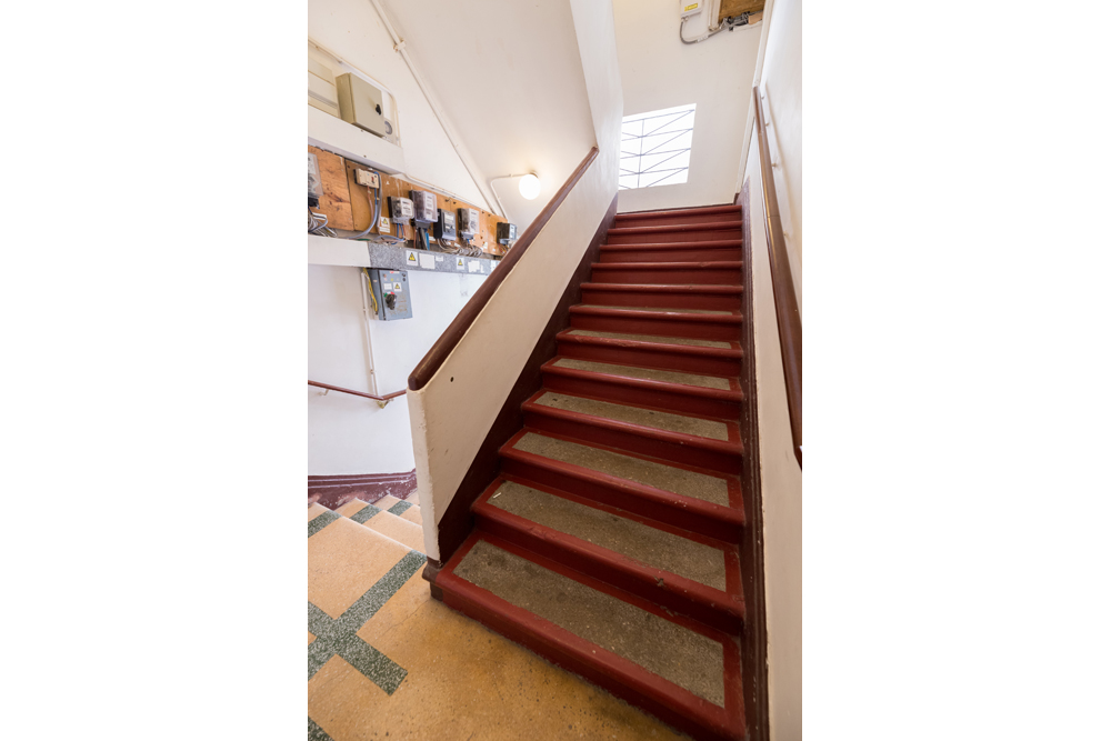 太子道西樓群採用西式設計，樓梯鋪上水磨石地板。