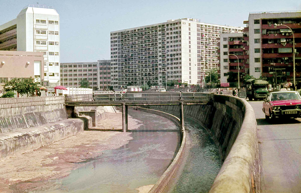 九十年代以前，這是名副其實的「彩虹河」，那時新蒲崗多工廠，染廠，他們排放出來的污水將明渠的水污染得五顏六色，而且傳出惡臭。