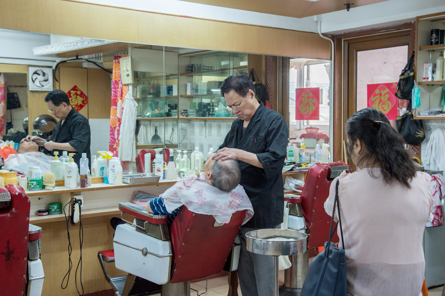 理髮店的客源以熟客為主，不少已光顧了數十年。