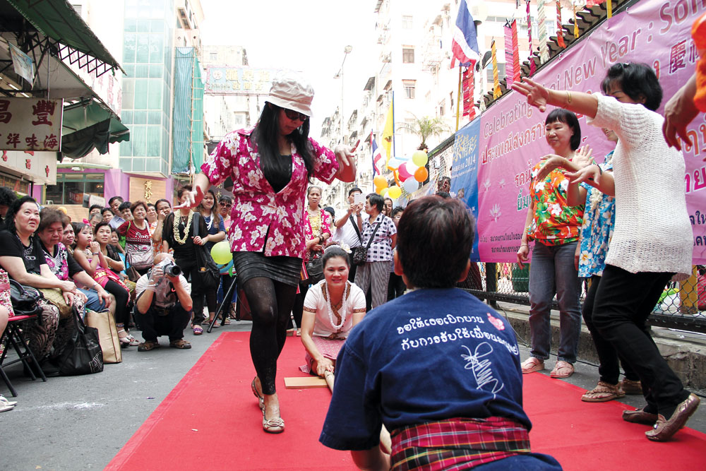 泰國人在街上表演傳統舞蹈