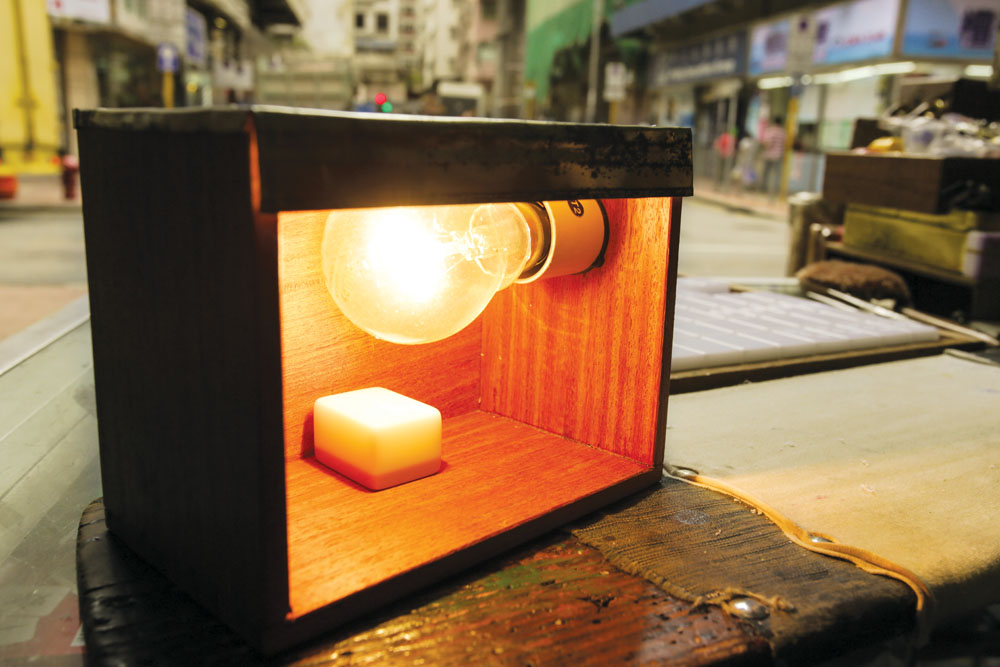 這個自製的燈光箱幫助湄姐在烘乾已上油的麻雀牌。
