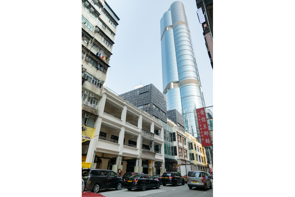 上海街十四幢相連的唐樓群取名「上海街618號」，內有食肆和商店。