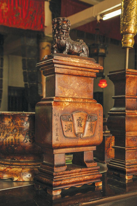 廣州六川堂在一九三五年送贈的銅香爐。
